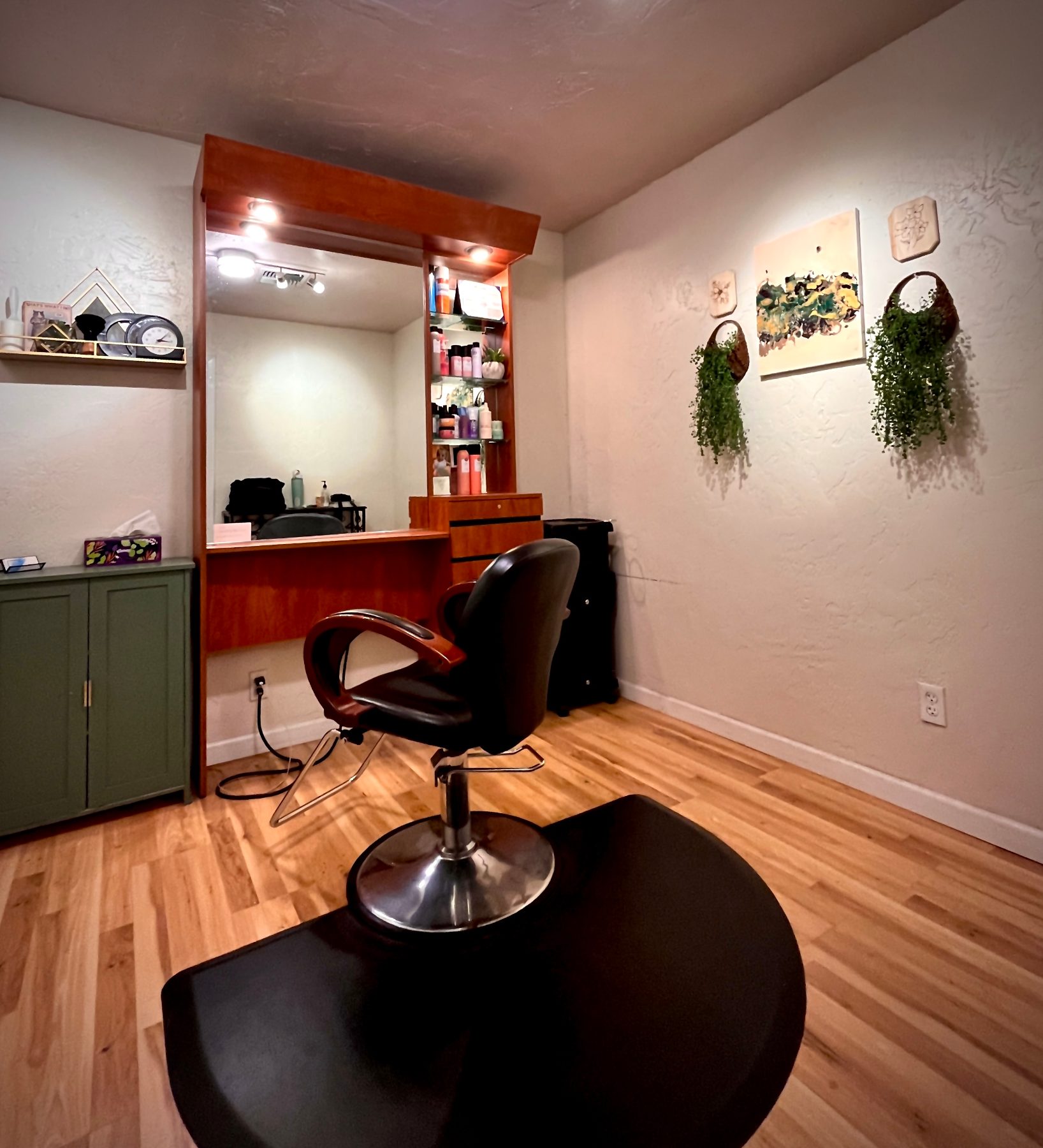 Cutting and styling station
